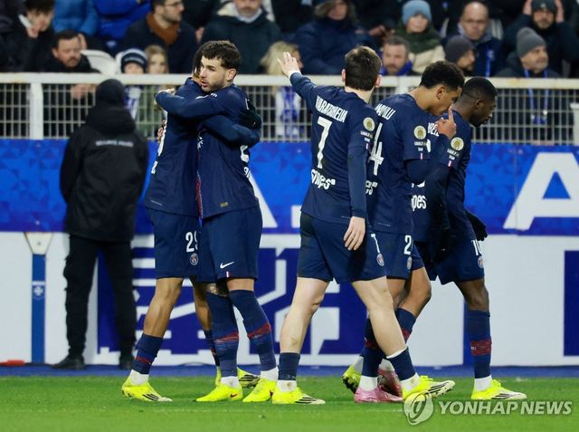 골 세리머니 하는 PSG 선수들.