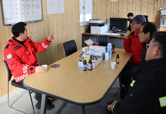 산불대응태세 점검하는 최재형(왼쪽) 보은군수