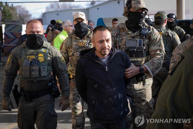 미 일리노이주에서 이민자 체포하는 당국 요원들