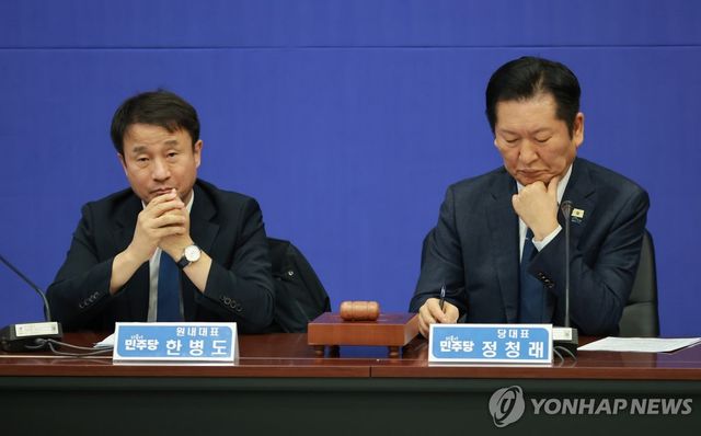발언 듣는 정청래 대표와 한병도 원내대표
