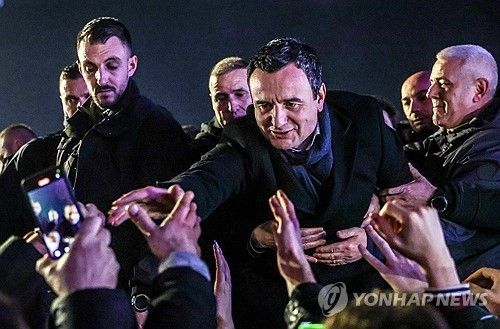 지난달 총선 당시 지지자들에게 인사하는 자결당의 알빈 쿠르티 임시 총리