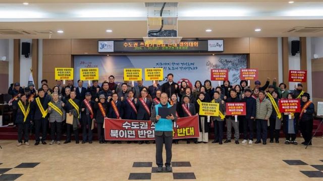 기자회견하는 모습