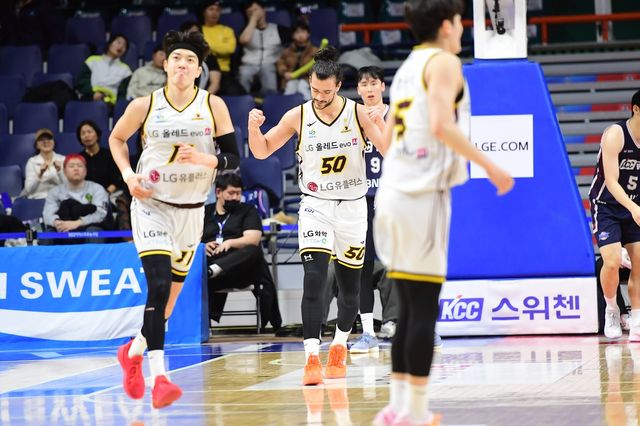 아셈 마레이(50번) 등 LG 선수들