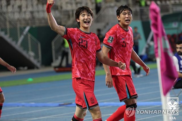 신민하, 헤더 결승골 환호