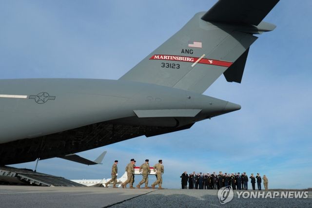 시리아에서 살해된 미군 유해가 지난달 17일 미국 델라웨어 공군기지에 도착한 모습