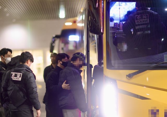 호송 차량에 탑승하는 피의자