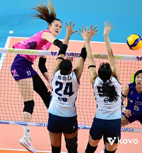 공격하는 흥국생명의 레베카(왼쪽)