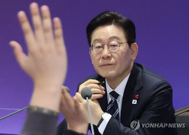 참석자 발언권 요청 받는 이재명 대통령