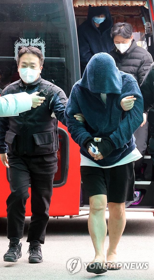 입감되는 캄보디아 로맨스스캠 사기 피의자