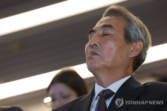 눈 감은 민중기 특검