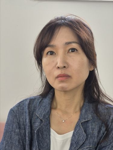 연합뉴스와 인터뷰 중인 배진시 몽테뉴해외입양연대 대표