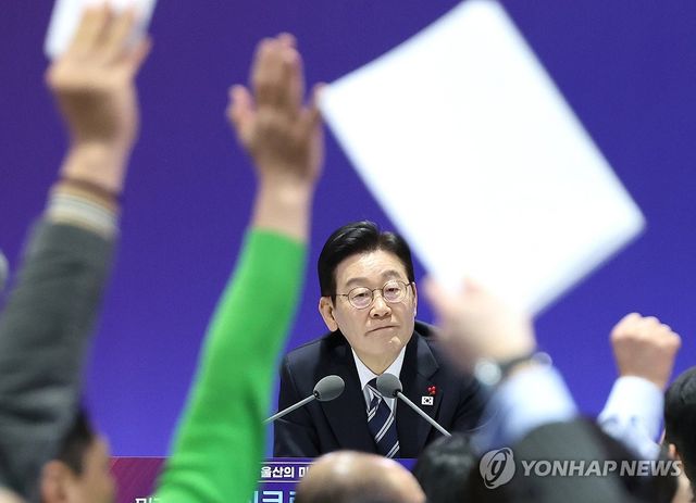 발언권 요청을 받는 이재명 대통령