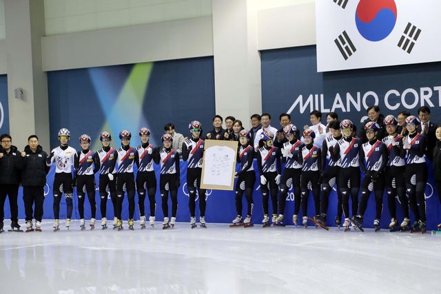 쇼트트랙 훈련장 방문해 선수들과 함께한 민주당 지도부