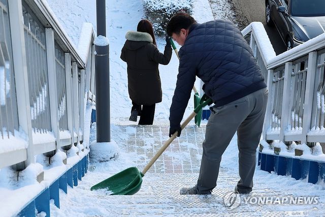 육교 안전하게 제설작업