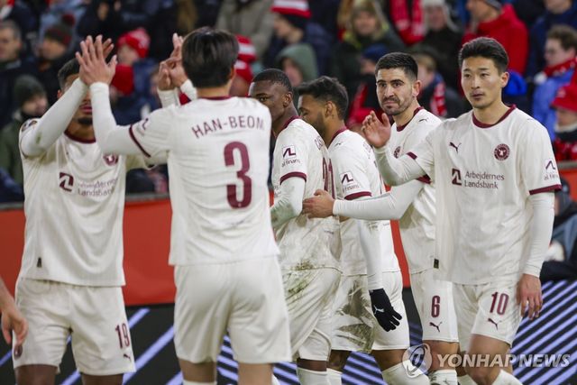 미트윌란의 득점 때 동료들과 골 세리머니 하는 이한범(3번)과 조규성(10번) 
