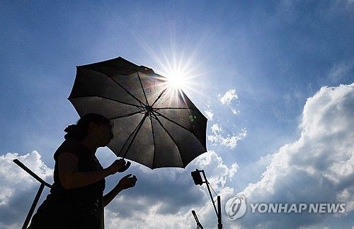 대구에 폭염이 이어진 작년 7월 23일 동대구역 광장에서 한 시민이 양산을 쓰고 이동하고 있다. [연합뉴스 자료사진]