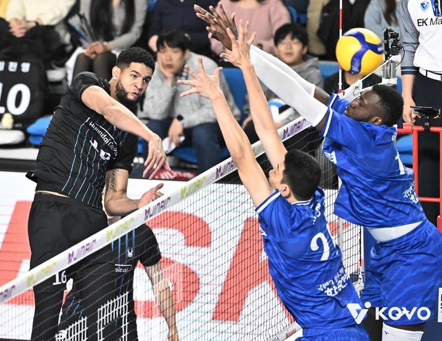 공격하는 현대캐피탈의 레오(왼쪽)