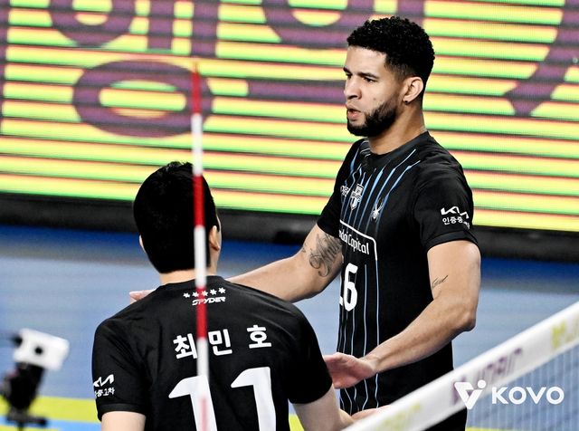 득점 후 기뻐하는 현대캐피탈의 레오(오른쪽)