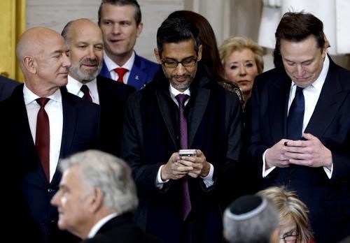 제프 베이조스(맨 왼쪽)와 일론 머스크(맨 오른쪽)