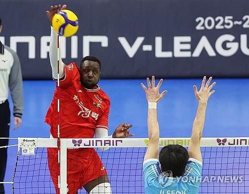 공격하는 한국전력의 베논(왼쪽)