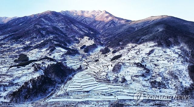 눈 내린 함양 다랑이 논