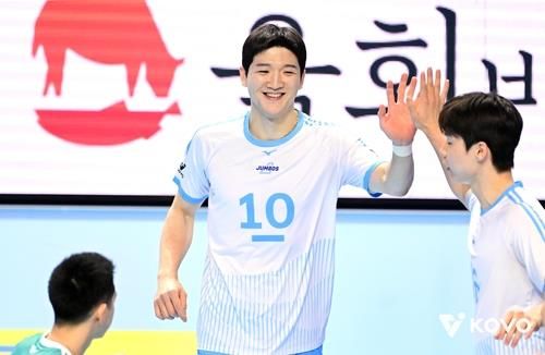 부상 털고 코트에 복귀한 대한항공의 정지석(중앙)