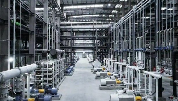 소금호수에서 리튬을 추출하는 공장 시설