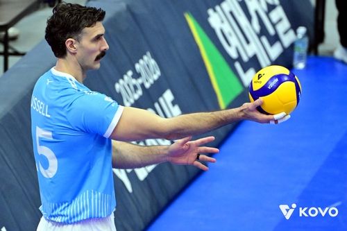 서브 준비하는 대한항공의 러셀