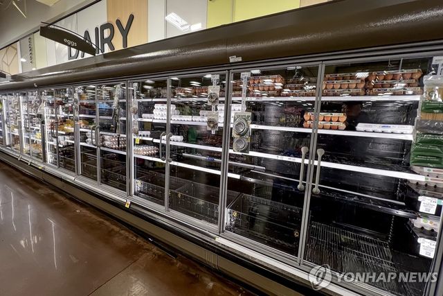 사재기로 텅 빈 마트 매대