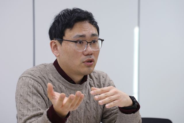 인터뷰 하는 김종욱 강사