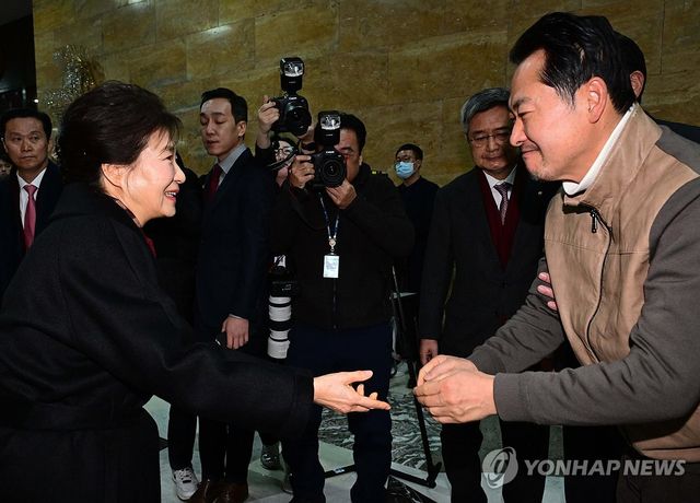 박근혜 전 대통령, 단식 중인 장동혁 대표와 인사