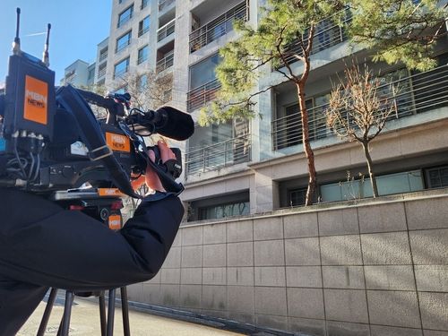 경찰이 압수수색 중인 김경 모친 주거지