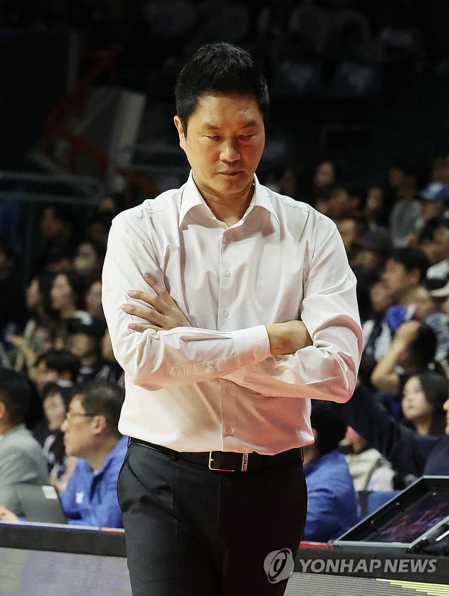 아쉬워하는 SK 전희철 감독