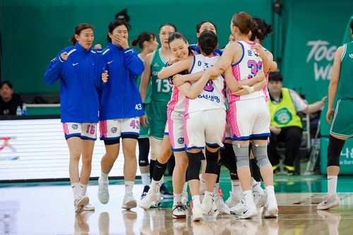 승리에 기뻐하는 삼성생명 선수들