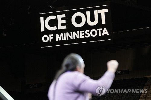 트럼프 행정부의 강경한 이민규제에 항의하는 시위대 [AP 연합뉴스 자료사진. 재판매 및 DB 금지] 