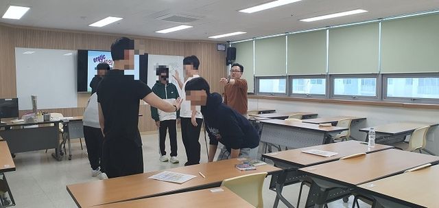 역할극 교육을 하는 김종욱 강사