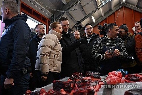 23일 누크의 어시장을 방문한 프레데릭센 덴마크 총리(왼쪽에서 두번째)와 닐센 그린란드 총리 [AFP 연합뉴스 자료사진] 