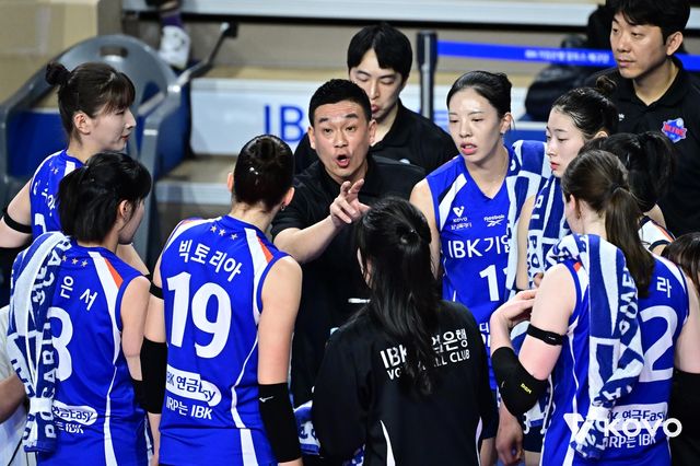 여오현 감독대행(중앙)의지시를 듣는 IBK기업은행 선수들