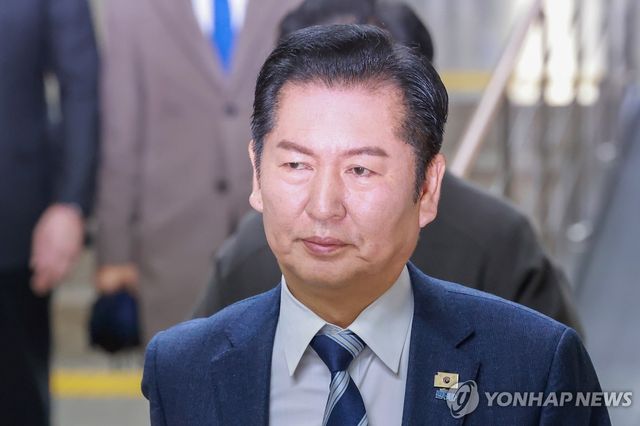 의원총회 참석하는 민주당 정청래 대표