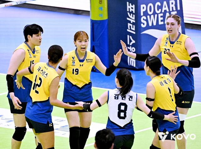 득점 후 기뻐하는 현대건설 선수들