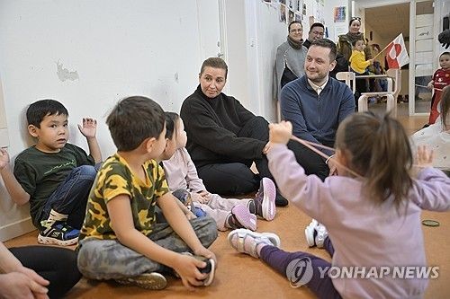 23일 누크의 유치원을 방문한 프레데릭센 덴마크 총리(가운데)와 닐센 그린란드 총리 [EPA 연합뉴스 자료사진. 재판매 및 DB 금지] 