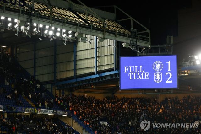 첼시가 애스턴 빌라에 1-2로 패한 경기 결과를 알린 전광판.