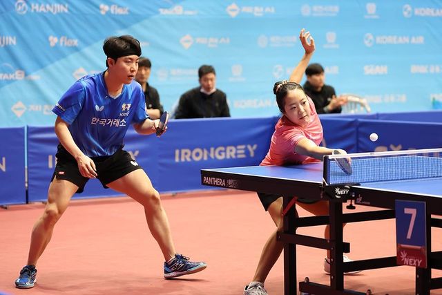 리시브하는 신유빈(오른쪽)과 함께 호흡을 맞춘 임종훈