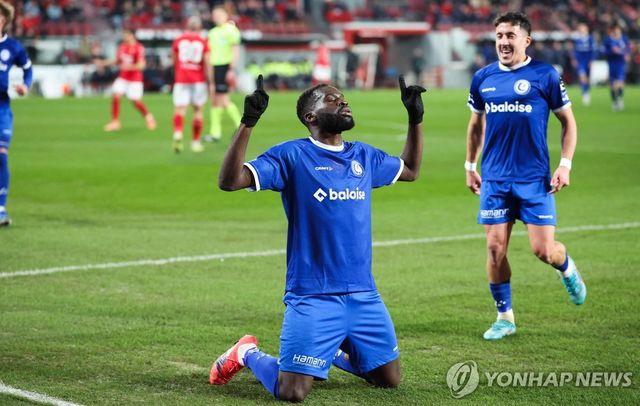 헨트 캉가의 골 세리머니 모습.