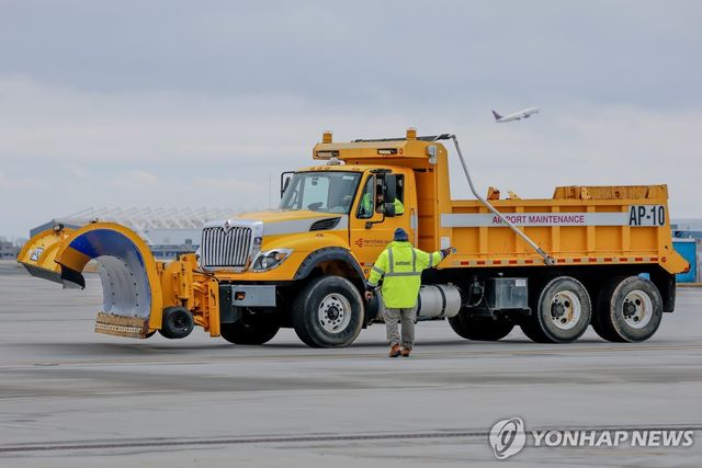 '겨울폭풍' 대비한 공항 제설장비
