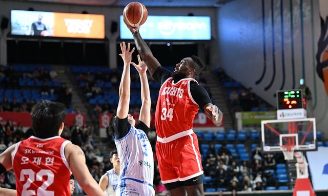 리바운드 따내는 자밀 워니