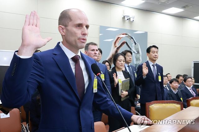 증인 선서하는 로저스 쿠팡 대표