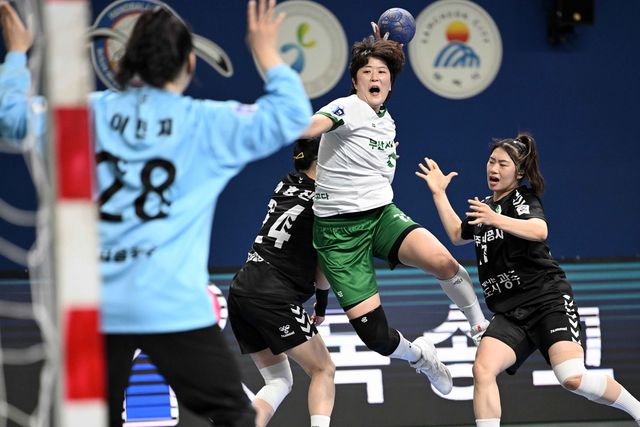 24일 광주도시공사와 경기에서 슛을 던지는 부산시설공단 류은희