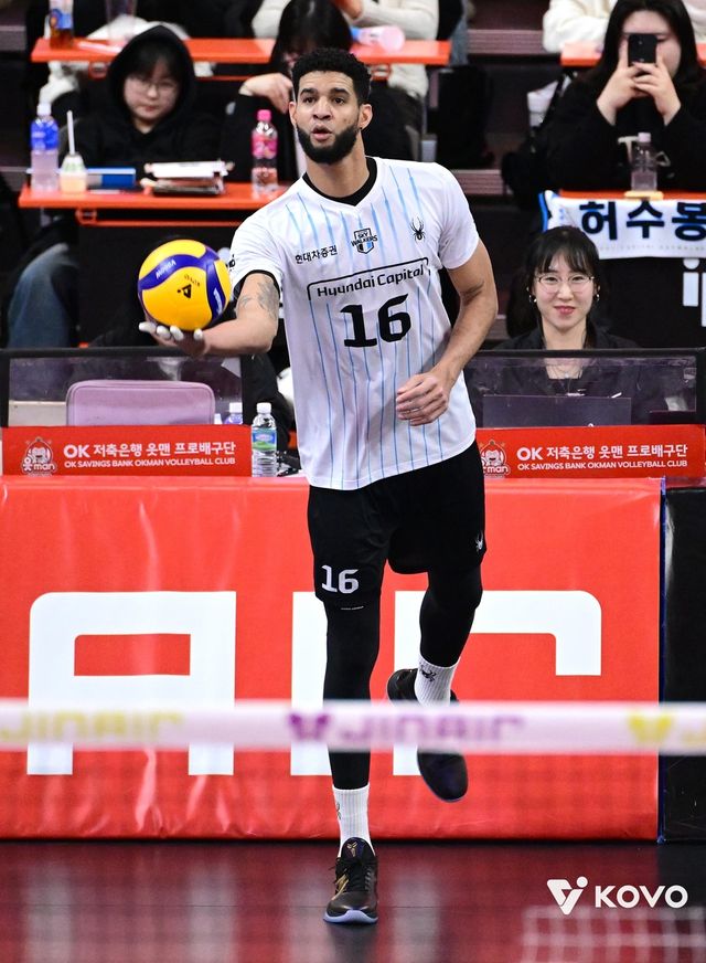 서브 준비하는 현대캐피탈의 레오