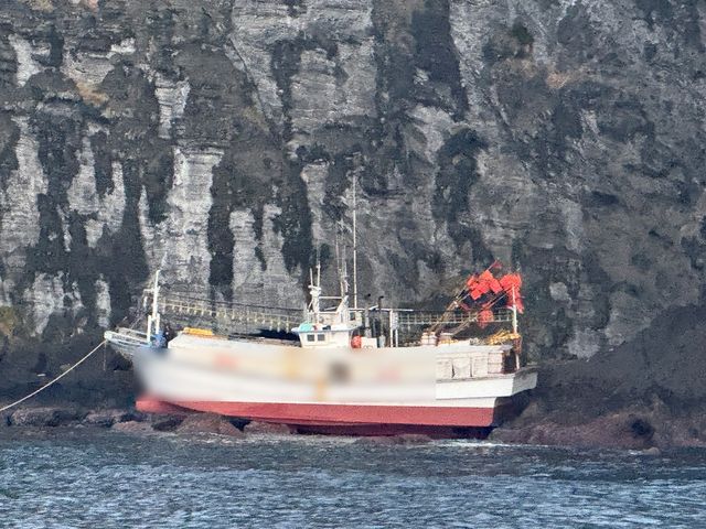 성산일출봉 연안에 좌초된 어선